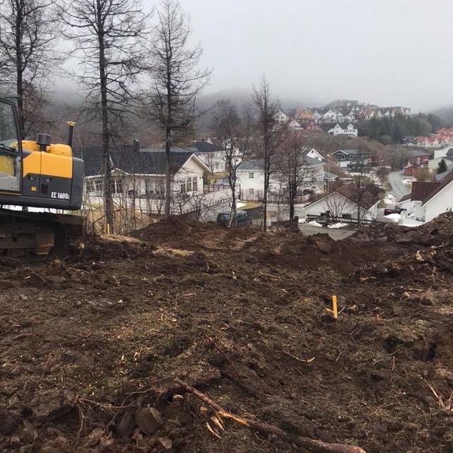 Gravemaskin på en liten haug