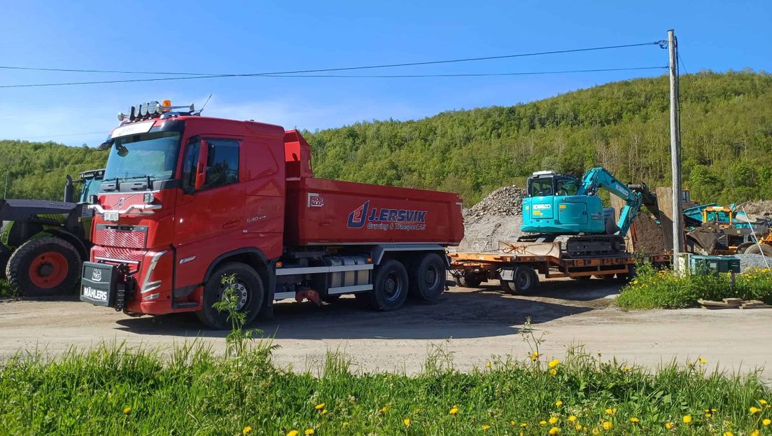 Rød lastebil og en gravemaskin